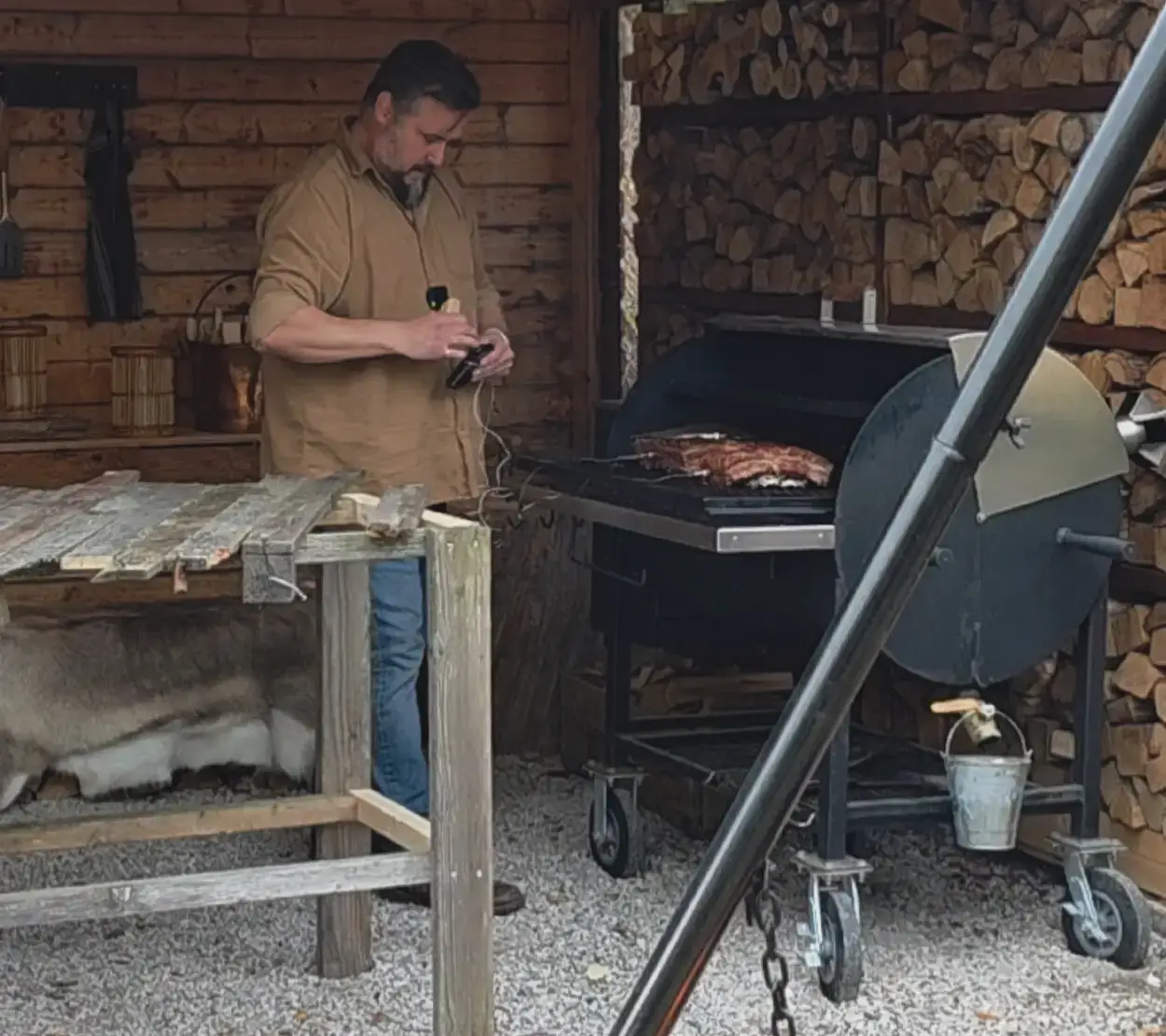 Conny från Born BBQ tillagar BBQ vid sin Pitts & Spitts Maverick 1250 Conny från Born BBQ tillagar BBQ vid sin Pitts & Spitts Maverick 1250
