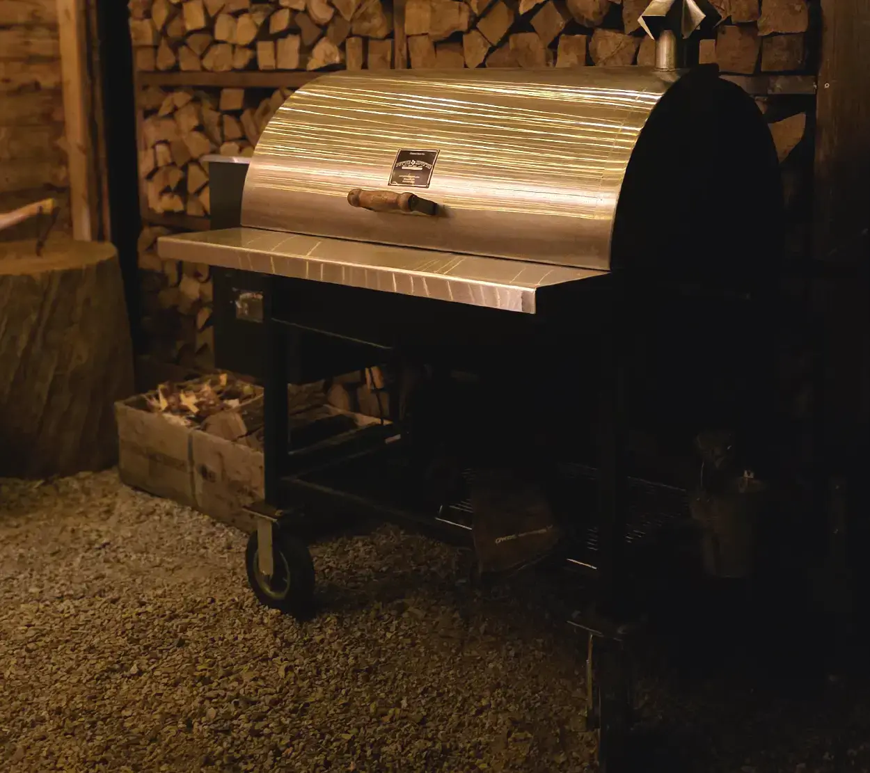 Pitts & Spitts Maverick 1250 i Born BBQ:s Smoke Shack med varm kvällsbelysning